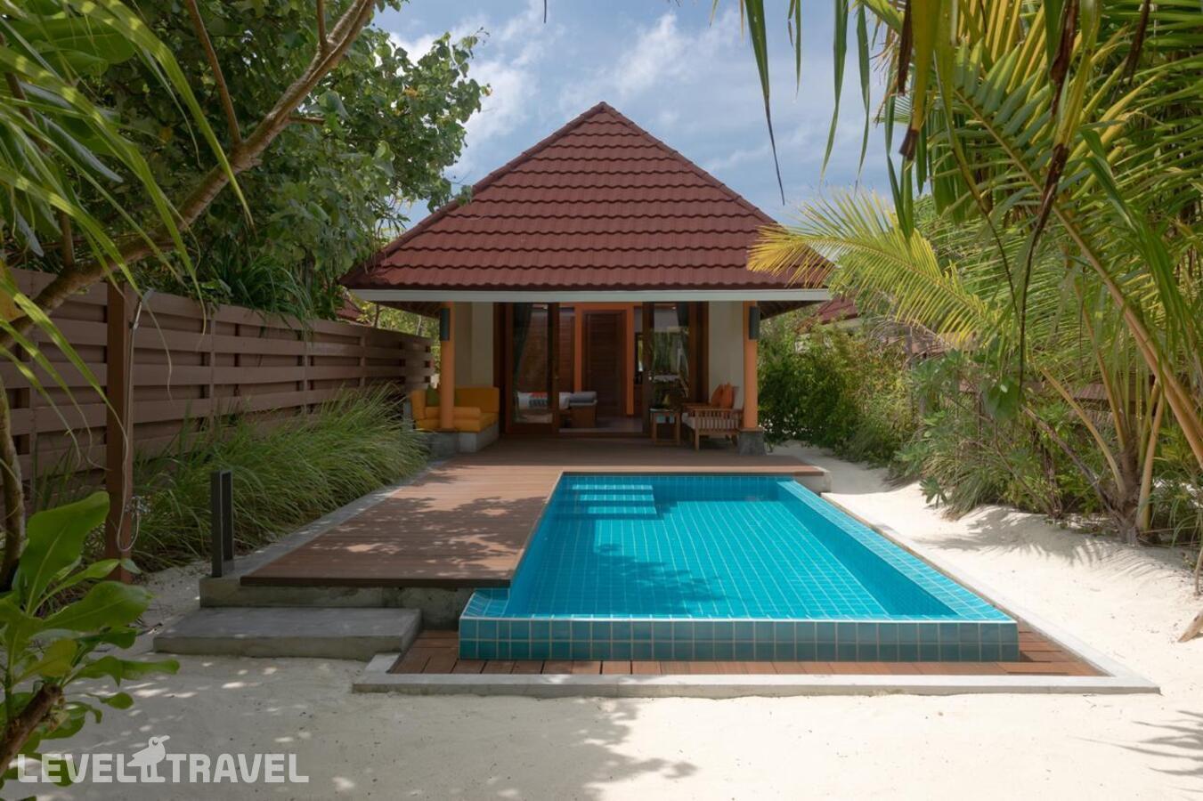 фотографии номера Вилла с частным бассейном на пляже отеля Dhigufaru Island Resort в Мальдивы(Баа Атолл) - фото №1