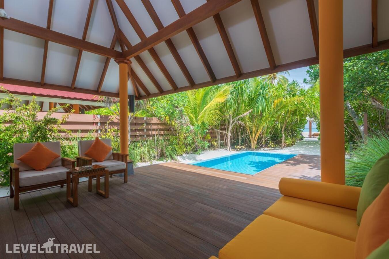 фотографии номера Вилла с частным бассейном на пляже отеля Dhigufaru Island Resort в Мальдивы(Баа Атолл) - фото №4