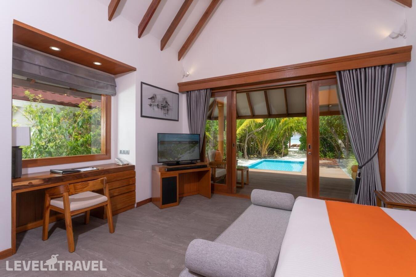 фотографии номера Вилла с частным бассейном на пляже отеля Dhigufaru Island Resort в Мальдивы(Баа Атолл) - фото №2