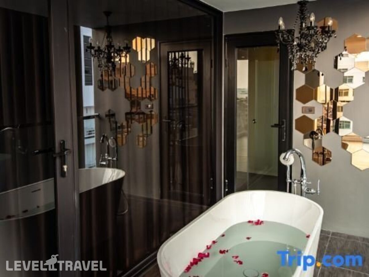 фотографии номера Люкс с видом на море отеля Blackwoods Hotel Pattaya в Таиланд(Центральная Паттайя) - фото №8