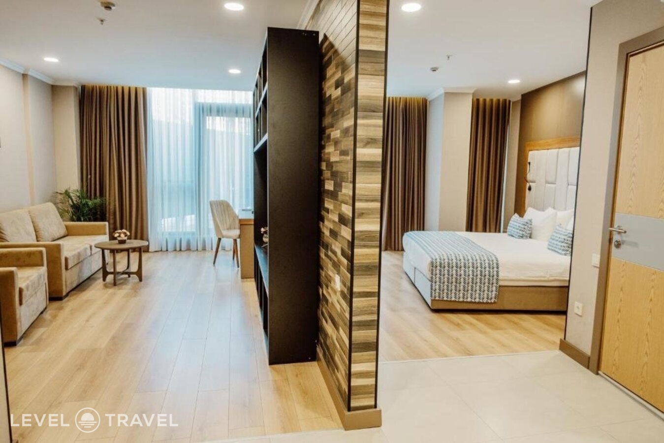 фотографии номера Люкс с балконом отеля King Solomon Hotel в Грузия(Батуми) - фото №1