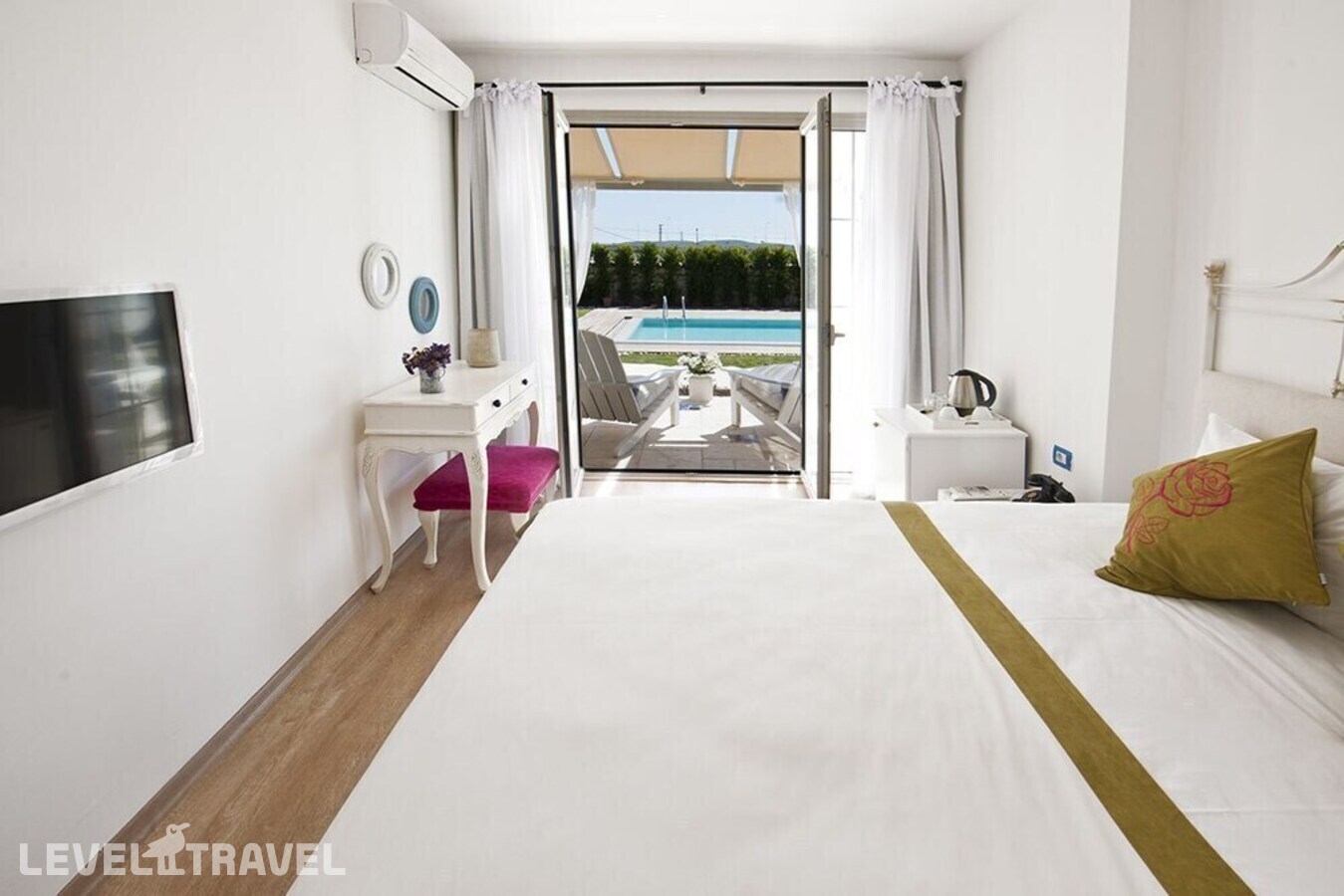 фотографии номера Делюкс с видом на бассейн отеля Sade Alacati Hotel в Турция(Чешме) - фото №3