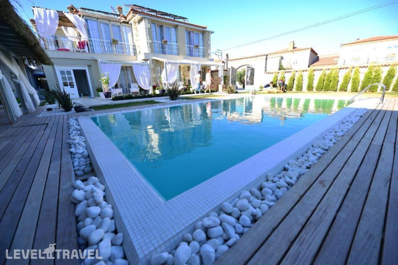 фотографии номера Делюкс с видом на сад отеля Sade Alacati Hotel в Турция(Чешме) - фото №1