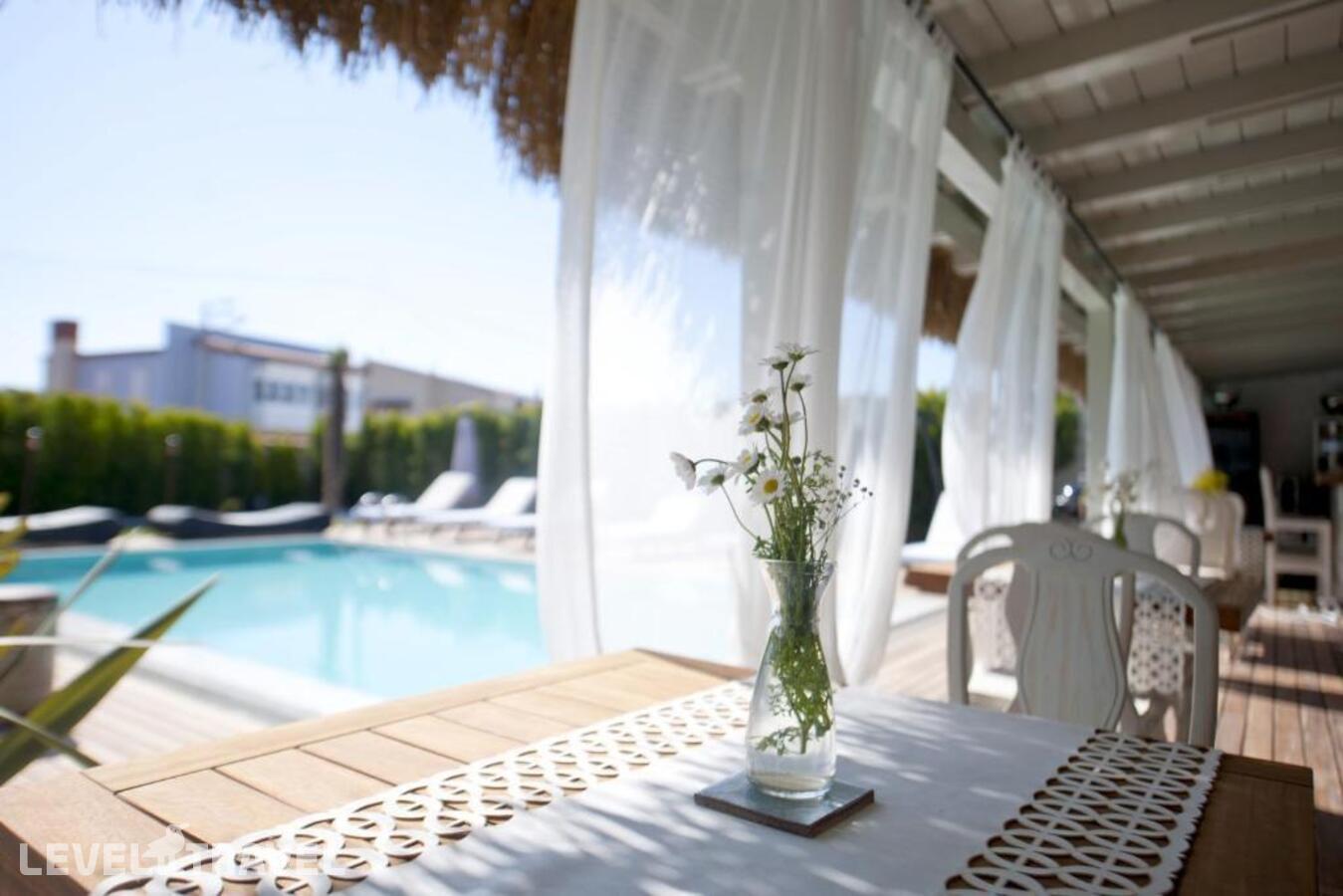 фотографии номера Делюкс с видом на сад отеля Sade Alacati Hotel в Турция(Чешме) - фото №5