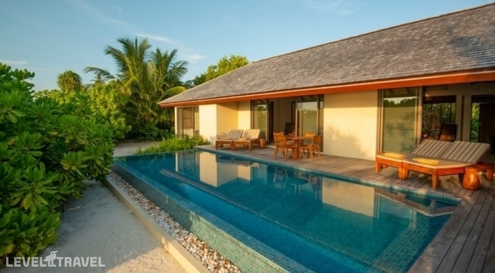 фотографии номера Пляжная вилла Sunset (2 спальни) с бассейном отеля The Residence Maldives At Dhigurah в Мальдивы(Гаафу Алиф Атолл) - фото №1