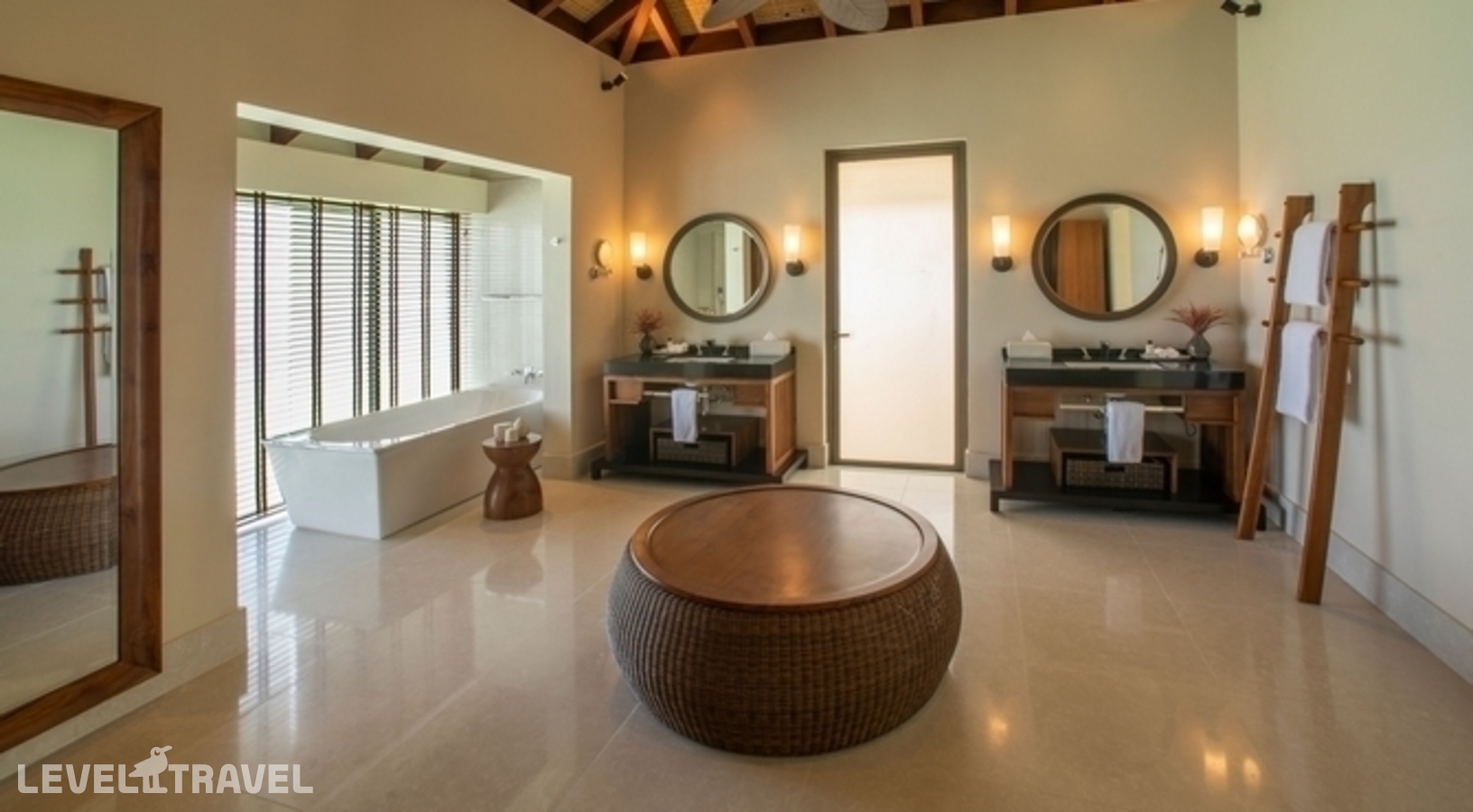 фотографии номера Вилла на воде Sunset (2 спальни) с бассейном отеля The Residence Maldives At Dhigurah в Мальдивы(Гаафу Алиф Атолл) - фото №5
