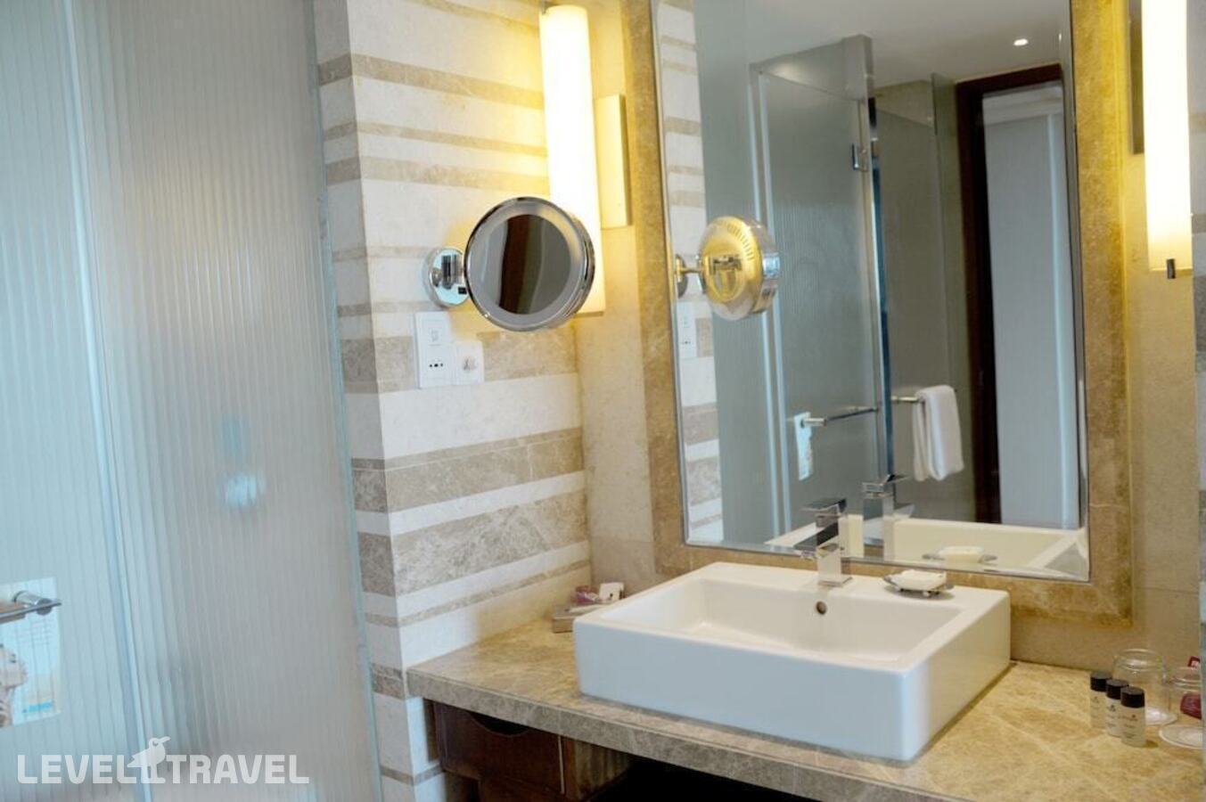 фотографии номера Премиум отеля Crowne Plaza Hotel New Delhi Okhla, An Ihg Hotel в Индия(Нью-Дели) - фото №8