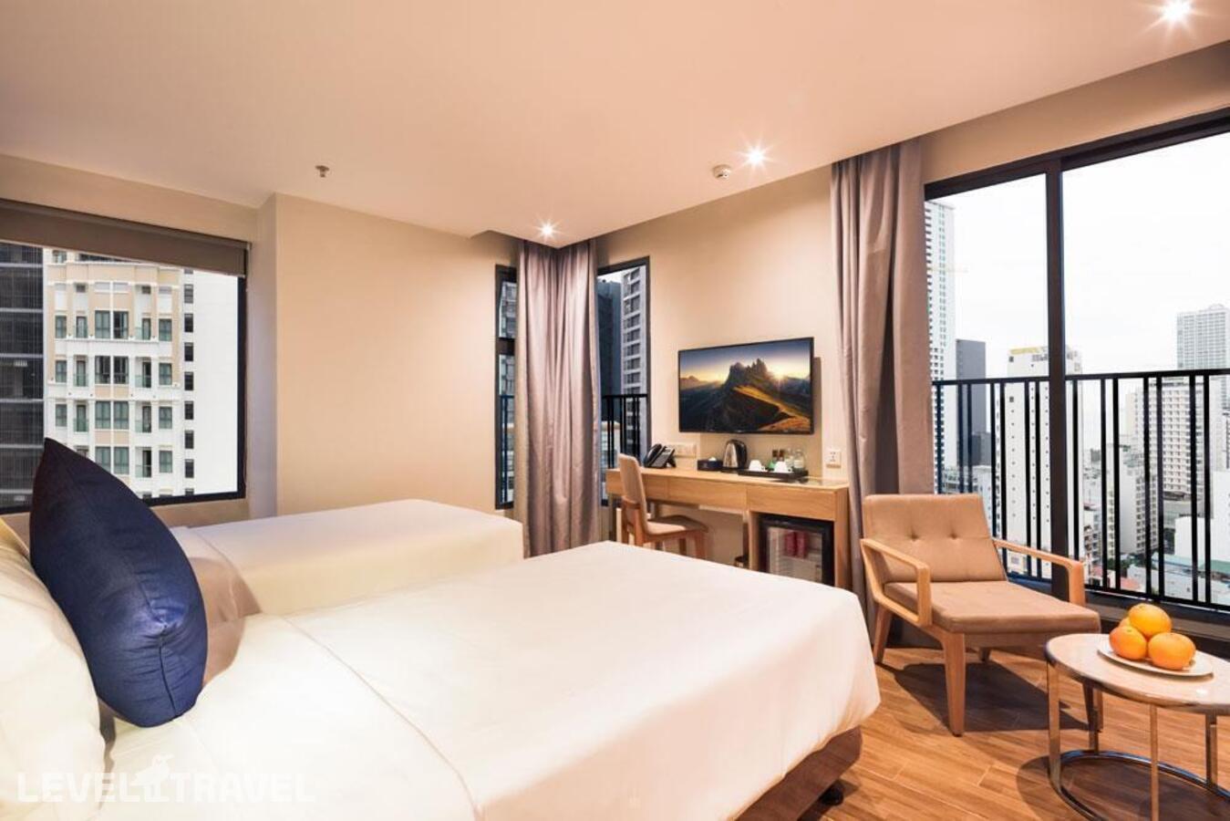 фотографии номера Делюкс с балконом и видом на город отеля Ventana Nha Trang Hotel в Вьетнам(Нячанг) - фото №3