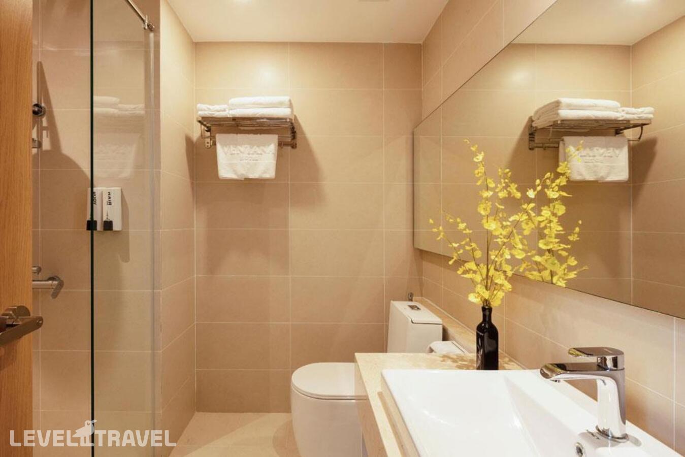 фотографии номера Делюкс с балконом и видом на город отеля Ventana Nha Trang Hotel в Вьетнам(Нячанг) - фото №5