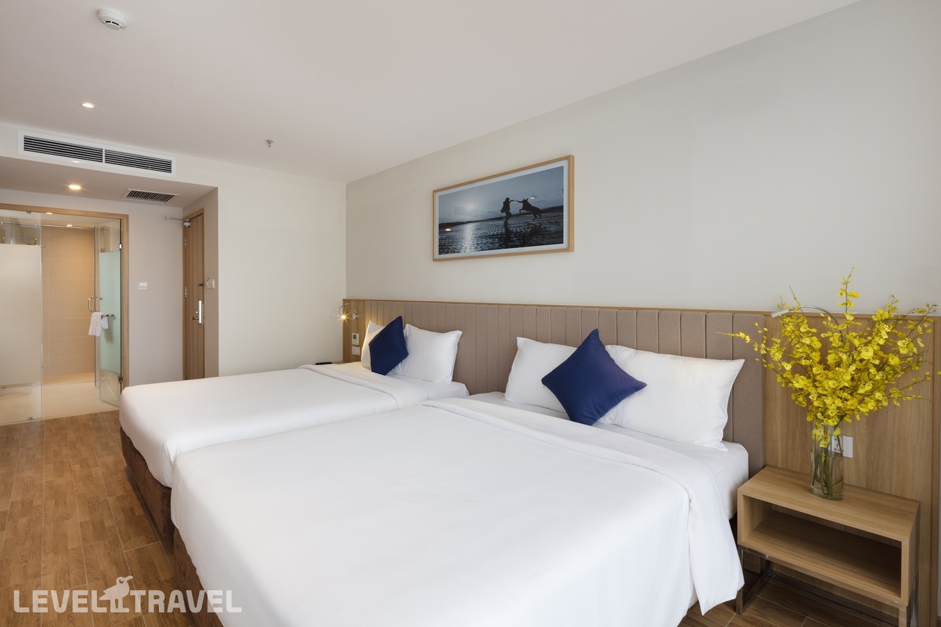 фотографии номера Семейный с видом на город с балконом отеля Ventana Nha Trang Hotel в Вьетнам(Нячанг) - фото №2
