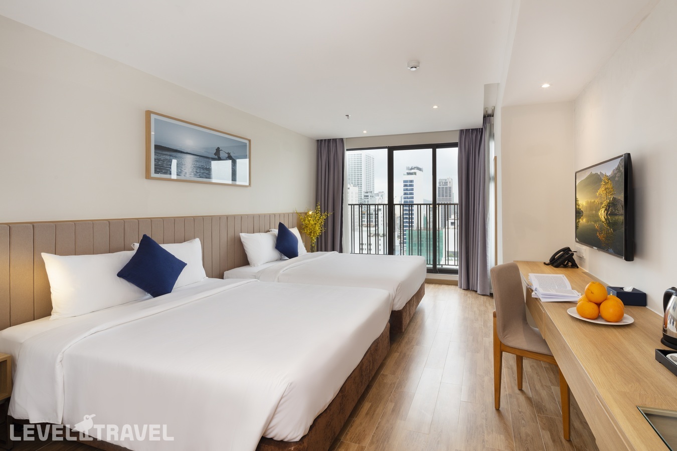 фотографии номера Семейный с видом на город с балконом отеля Ventana Nha Trang Hotel в Вьетнам(Нячанг) - фото №1