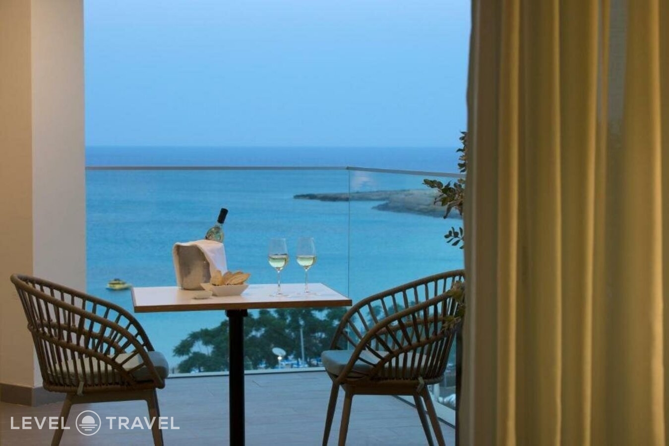 фотографии номера Делюкс с видом на море (две односпальные кровати) отеля Capo Bay Hotel в Кипр(Фиг Три Бэй) - фото №3
