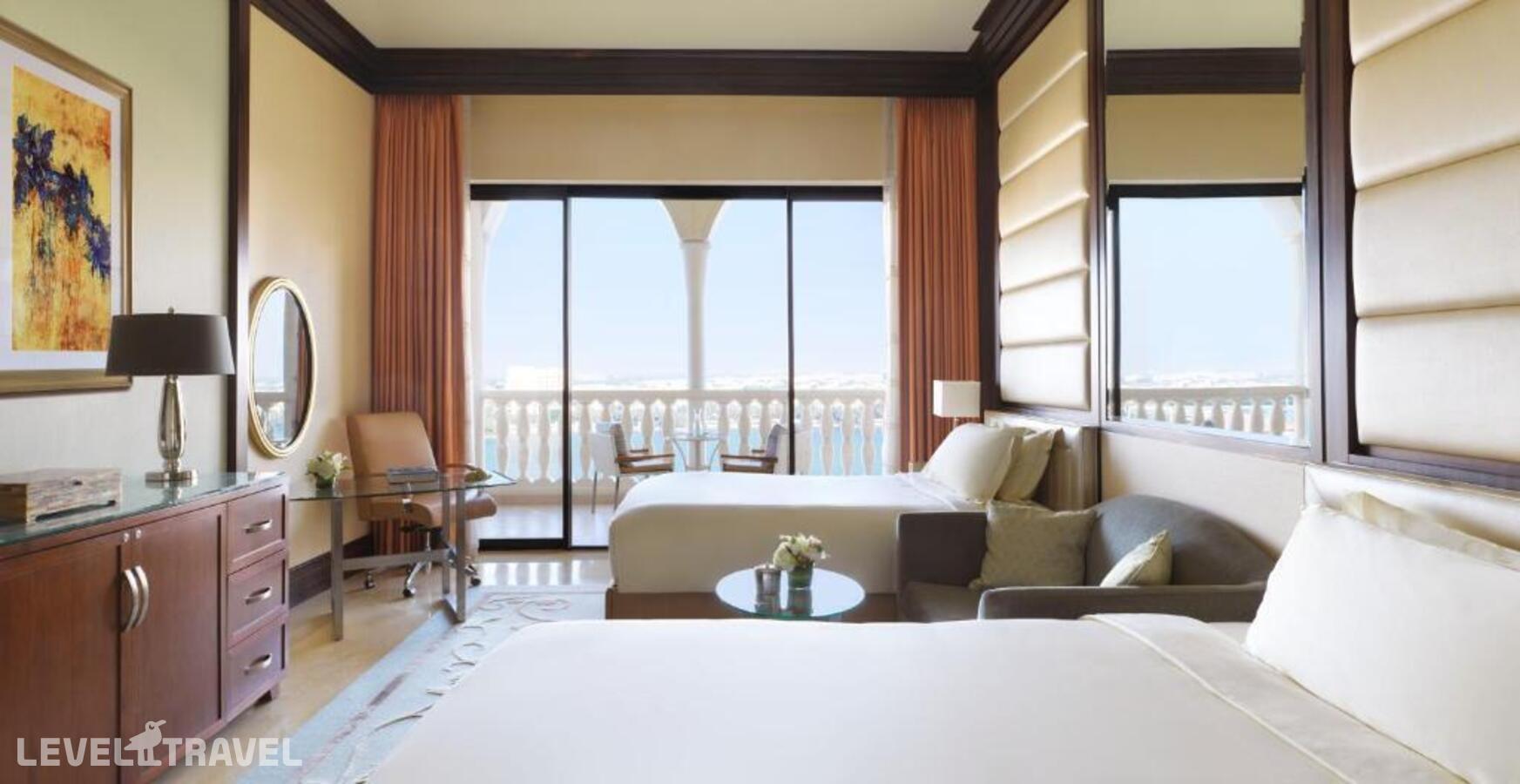 фотографии номера Делюкс (две односпальные кровати) отеля The Ritz Carlton Grand Canal Abu Dhabi в ОАЭ(Абу-Даби) - фото №1