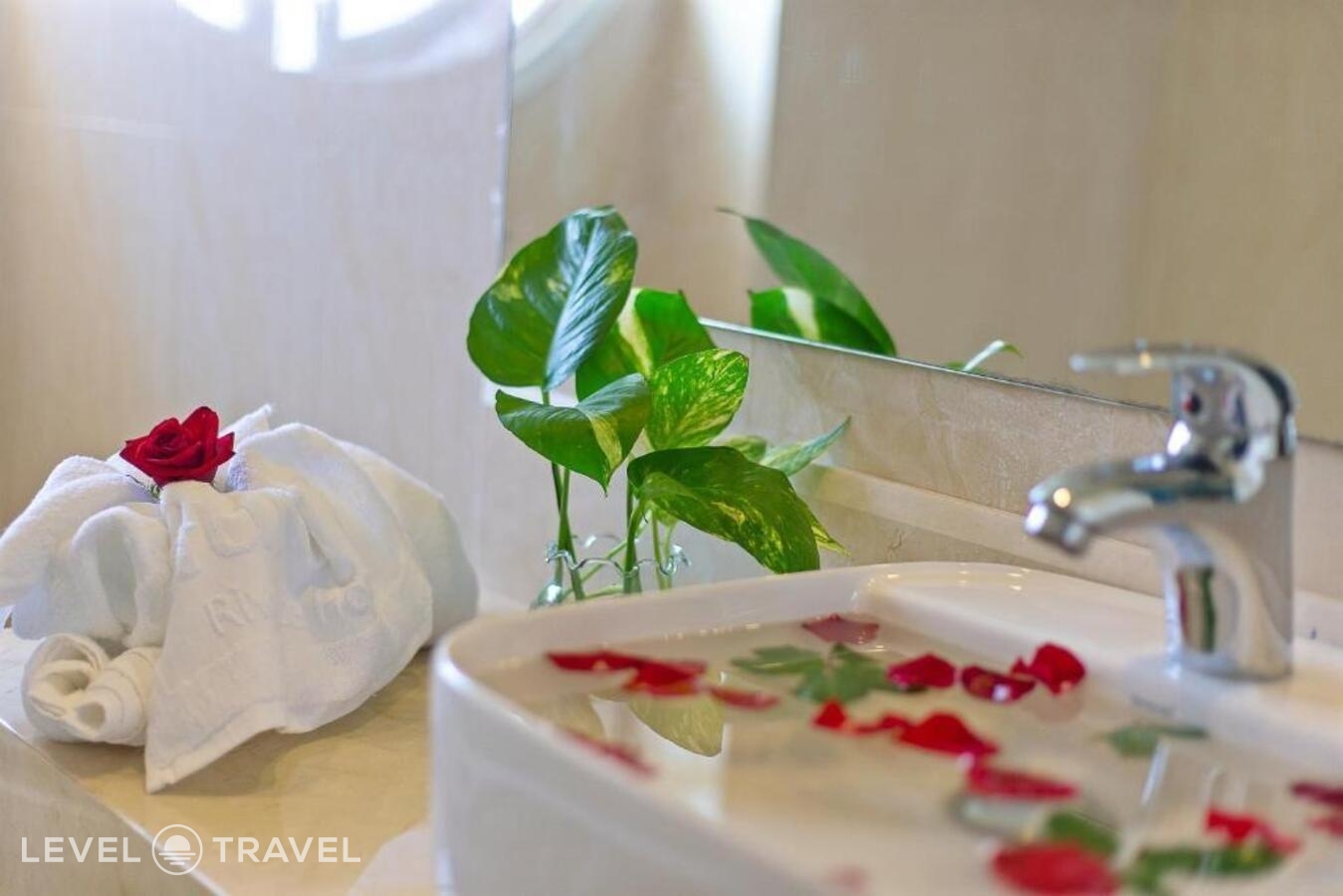 фотографии номера Улучшенный (две односпальные кровати) отеля Aurora Riverside Hotel (Ex. Phuoc An River Hotel) в Вьетнам(Хойан) - фото №3