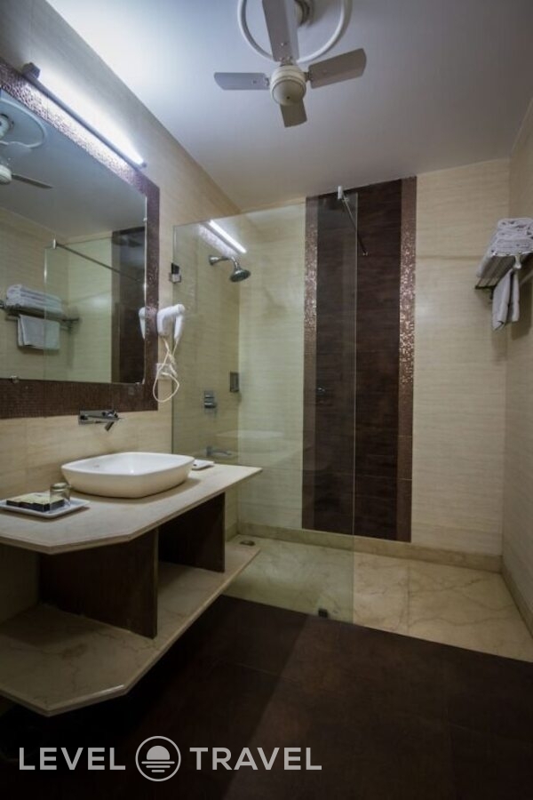 фотографии номера Делюкс отеля Suncourt Yatri Hotel в Индия(Нью-Дели) - фото №8