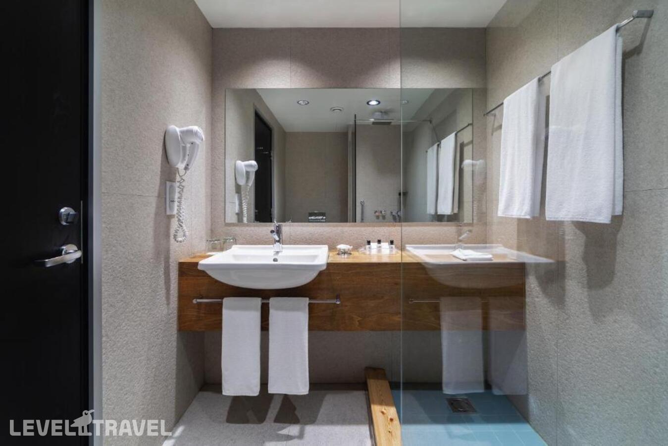 фотографии номера Стандартный (две односпальные кровати) отеля Holiday Inn Tbilisi Hotel в Грузия(Тбилиси) - фото №8