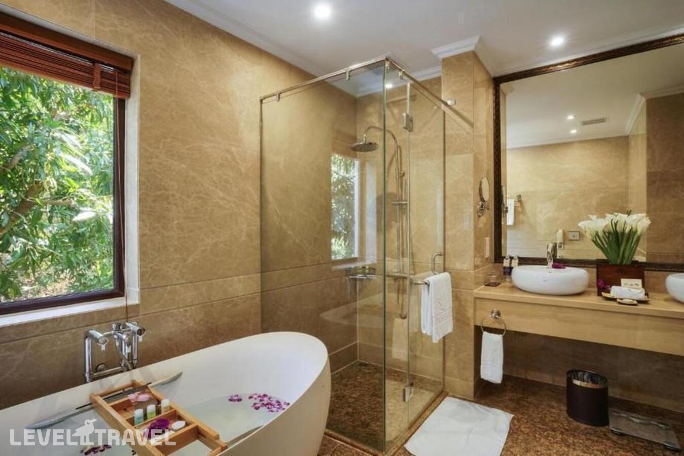 фотографии номера Номер Премьер с фронтальным видом на пляж отеля Vinpearl Luxury Nha Trang в Вьетнам(о. Хон Тре) - фото №3