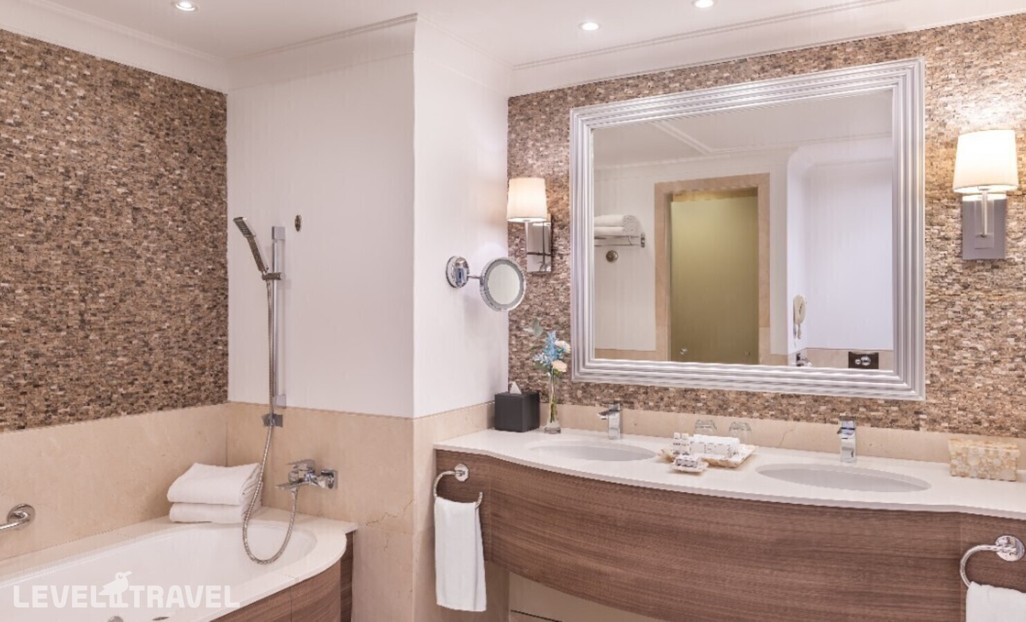 фотографии номера Полулюкс с видом на пляж отеля JA Palm Tree Court & Spa в ОАЭ(Джебель-Али) - фото №5