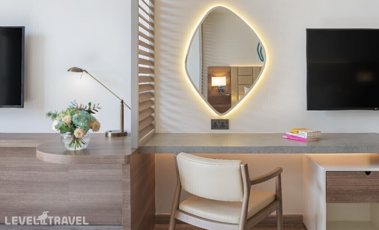 фотографии номера Полулюкс с видом на пляж отеля JA Palm Tree Court & Spa в ОАЭ(Джебель-Али) - фото №3