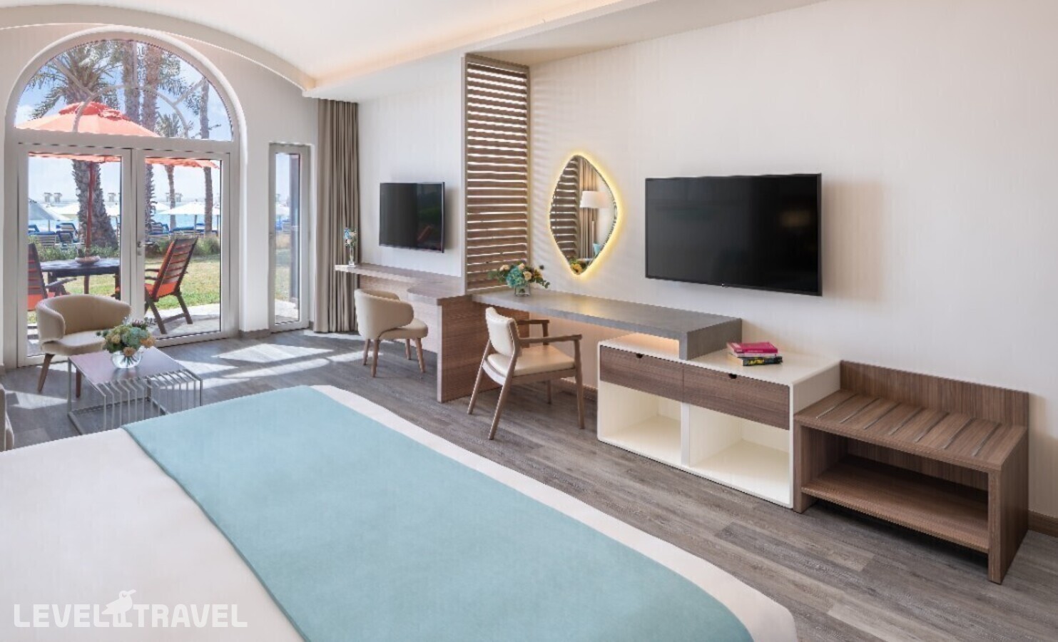 фотографии номера Полулюкс с видом на пляж отеля JA Palm Tree Court & Spa в ОАЭ(Джебель-Али) - фото №1