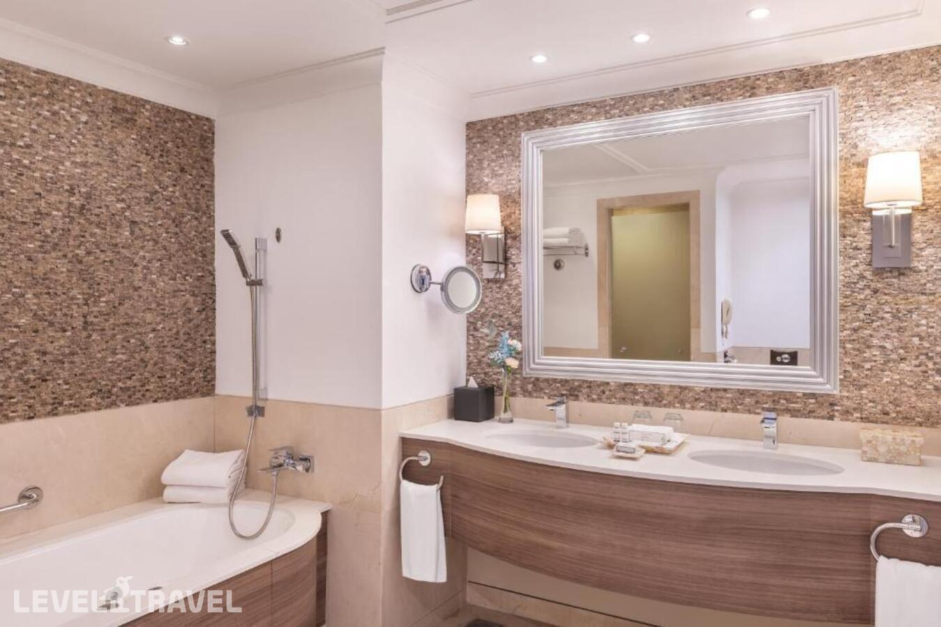 фотографии номера Полулюкс с видом на пляж отеля JA Palm Tree Court & Spa в ОАЭ(Джебель-Али) - фото №41