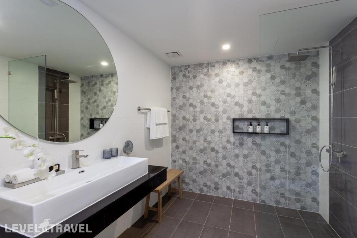 фотографии номера Делюкс с выходом к бассейну отеля Anona Beachfront Phuket Resort в Таиланд(Патонг Бич) - фото №6
