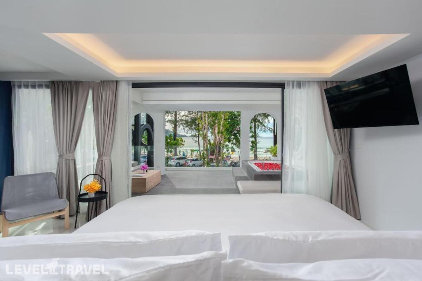 фотографии номера Люкс с террасой и видом на океан отеля Anona Beachfront Phuket Resort в Таиланд(Патонг Бич) - фото №7