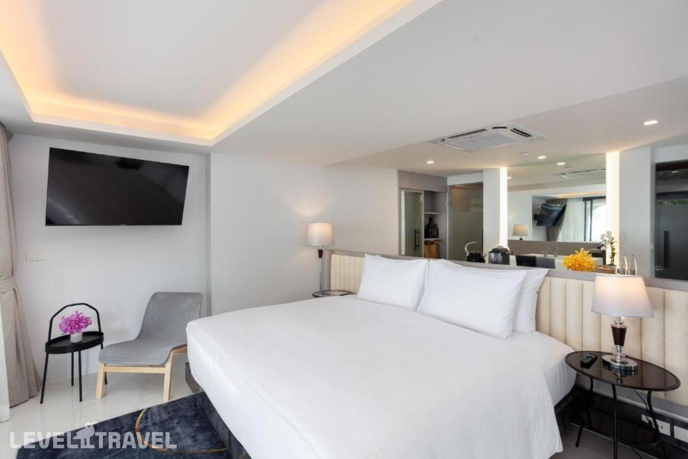 фотографии номера Люкс с террасой и видом на океан отеля Anona Beachfront Phuket Resort в Таиланд(Патонг Бич) - фото №1