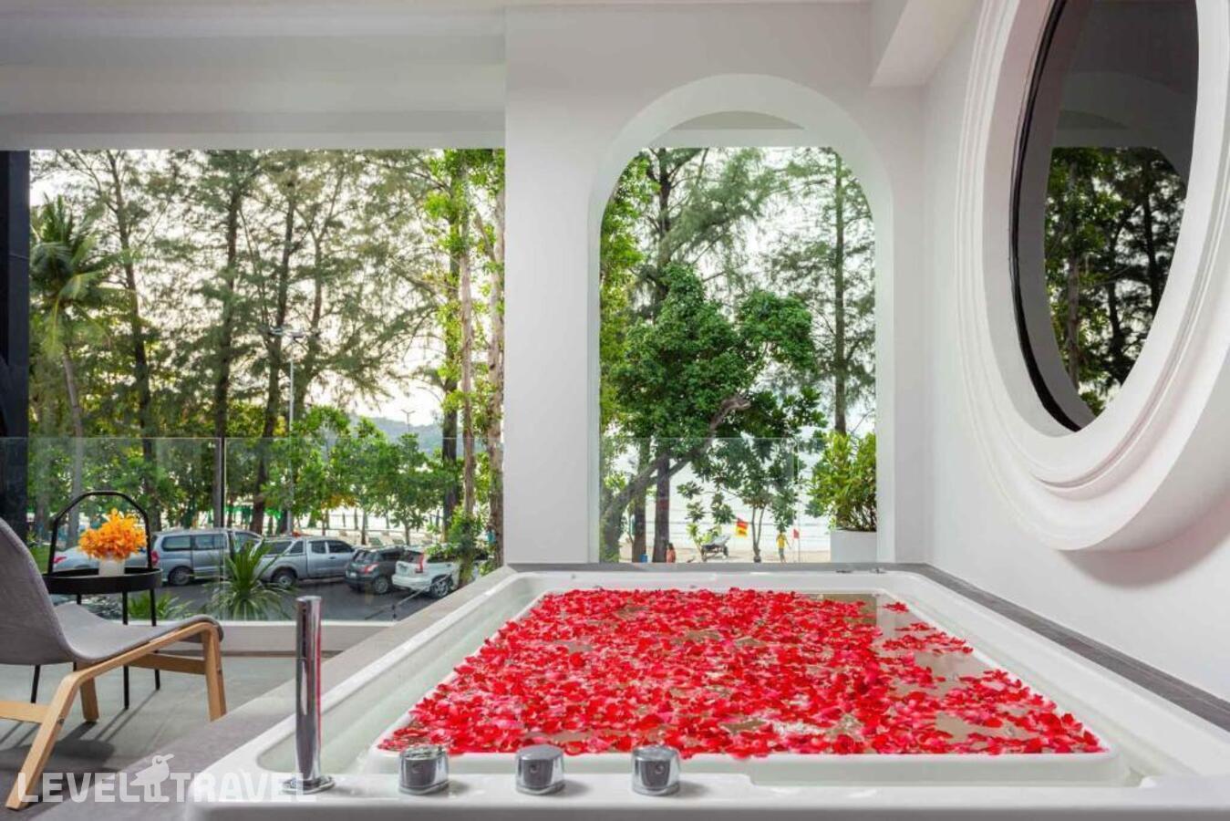 фотографии номера Люкс с террасой и видом на океан отеля Anona Beachfront Phuket Resort в Таиланд(Патонг Бич) - фото №3
