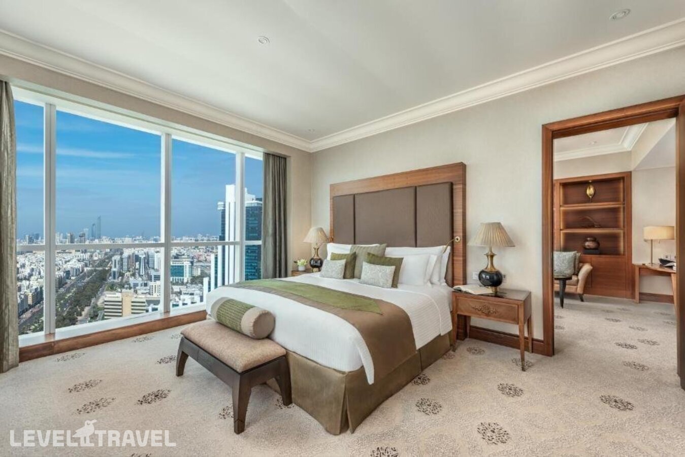 фотографии номера Полулюкс с видом на город отеля Dusit Thani Abu Dhabi в ОАЭ(Абу-Даби) - фото №6
