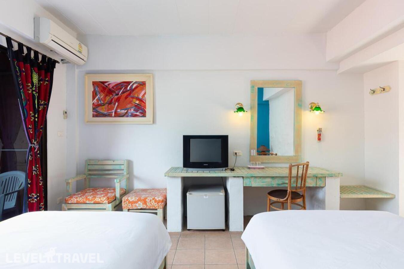 фотографии номера Стандартный (две односпальные кровати) отеля Casa Brazil Homestay & Gallery в Таиланд(Карон Бич) - фото №1