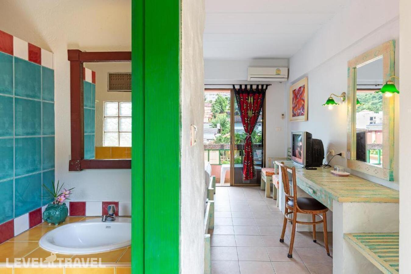 фотографии номера Стандартный (две односпальные кровати) отеля Casa Brazil Homestay & Gallery в Таиланд(Карон Бич) - фото №6