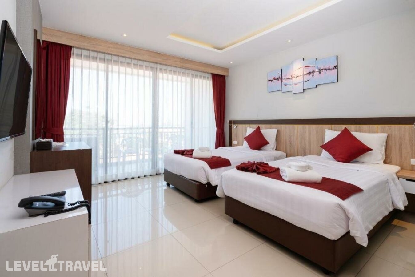 фотографии номера Делюкс с балконом (две односпальные кровати) отеля Paripas Patong Resort в Таиланд(Патонг Бич) - фото №3