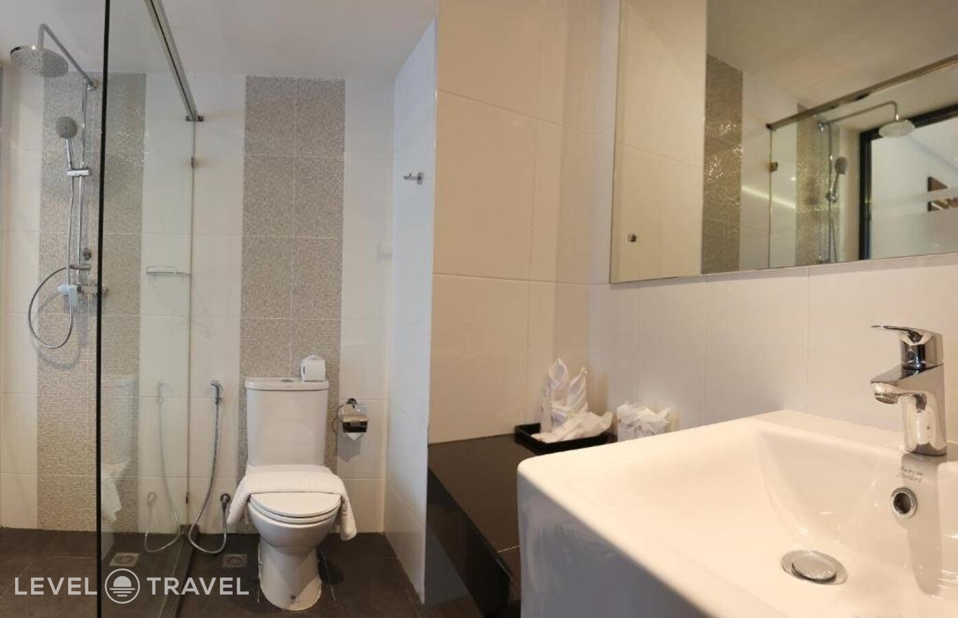 фотографии номера Делюкс с балконом (две односпальные кровати) отеля Paripas Patong Resort в Таиланд(Патонг Бич) - фото №9