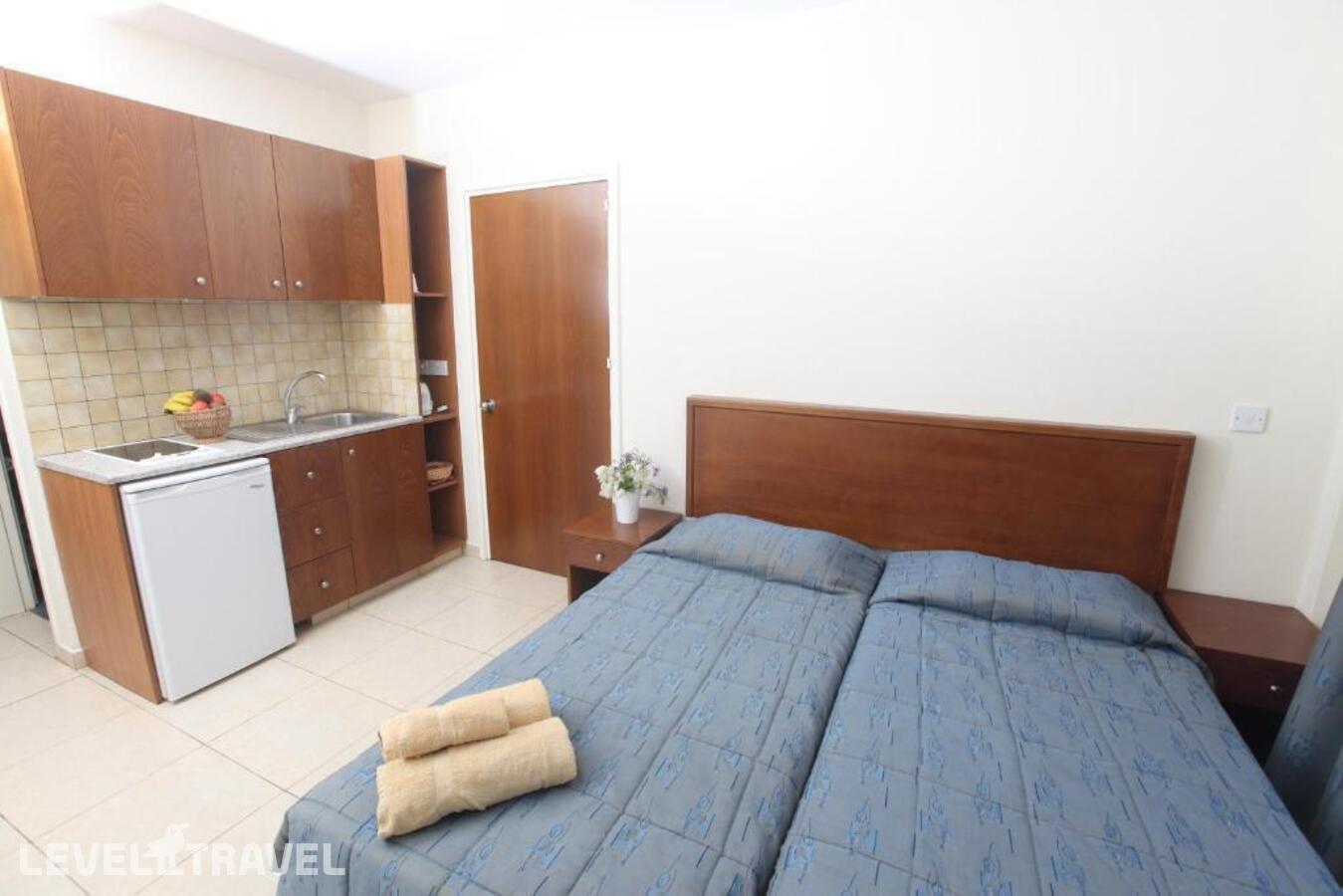 фотографии номера Студия (две односпальные кровати) отеля Captain Karas Holiday Apartments в Кипр(Каппарис) - фото №2
