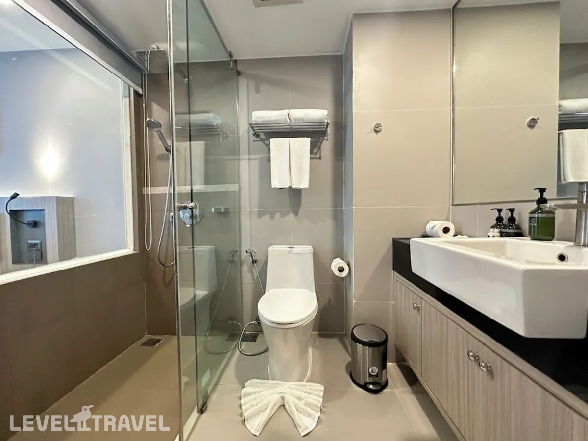фотографии номера Делюкс с балконом (две односпальные кровати) отеля Clarion Hotel Patong (Ex.Araya Patong Beach Hotel) в Таиланд(Патонг Бич) - фото №1