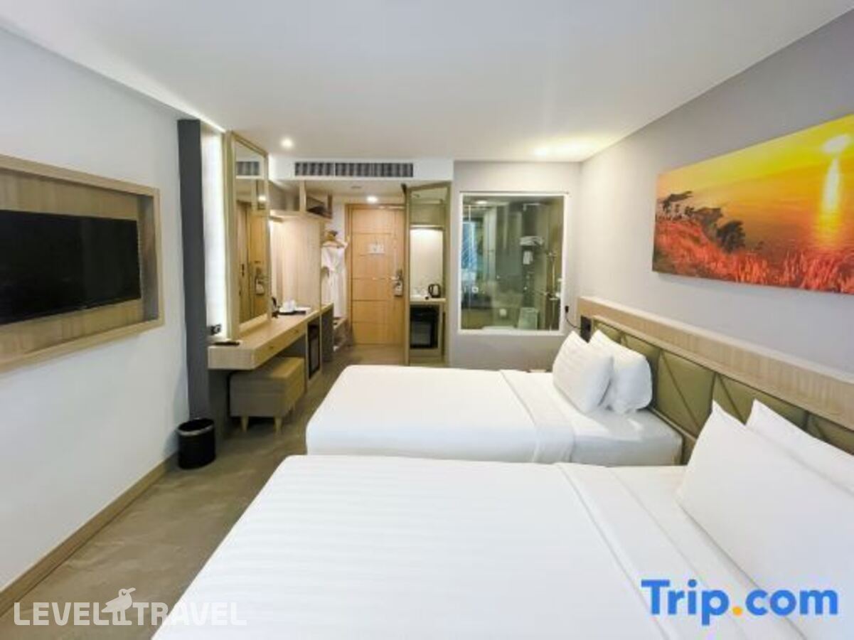 фотографии номера Делюкс с балконом (две односпальные кровати) отеля Clarion Hotel Patong (Ex.Araya Patong Beach Hotel) в Таиланд(Патонг Бич) - фото №7