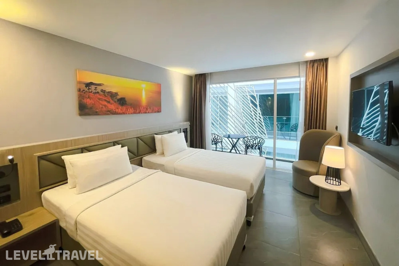 фотографии номера Делюкс с балконом (две односпальные кровати) отеля Clarion Hotel Patong (Ex.Araya Patong Beach Hotel) в Таиланд(Патонг Бич) - фото №4