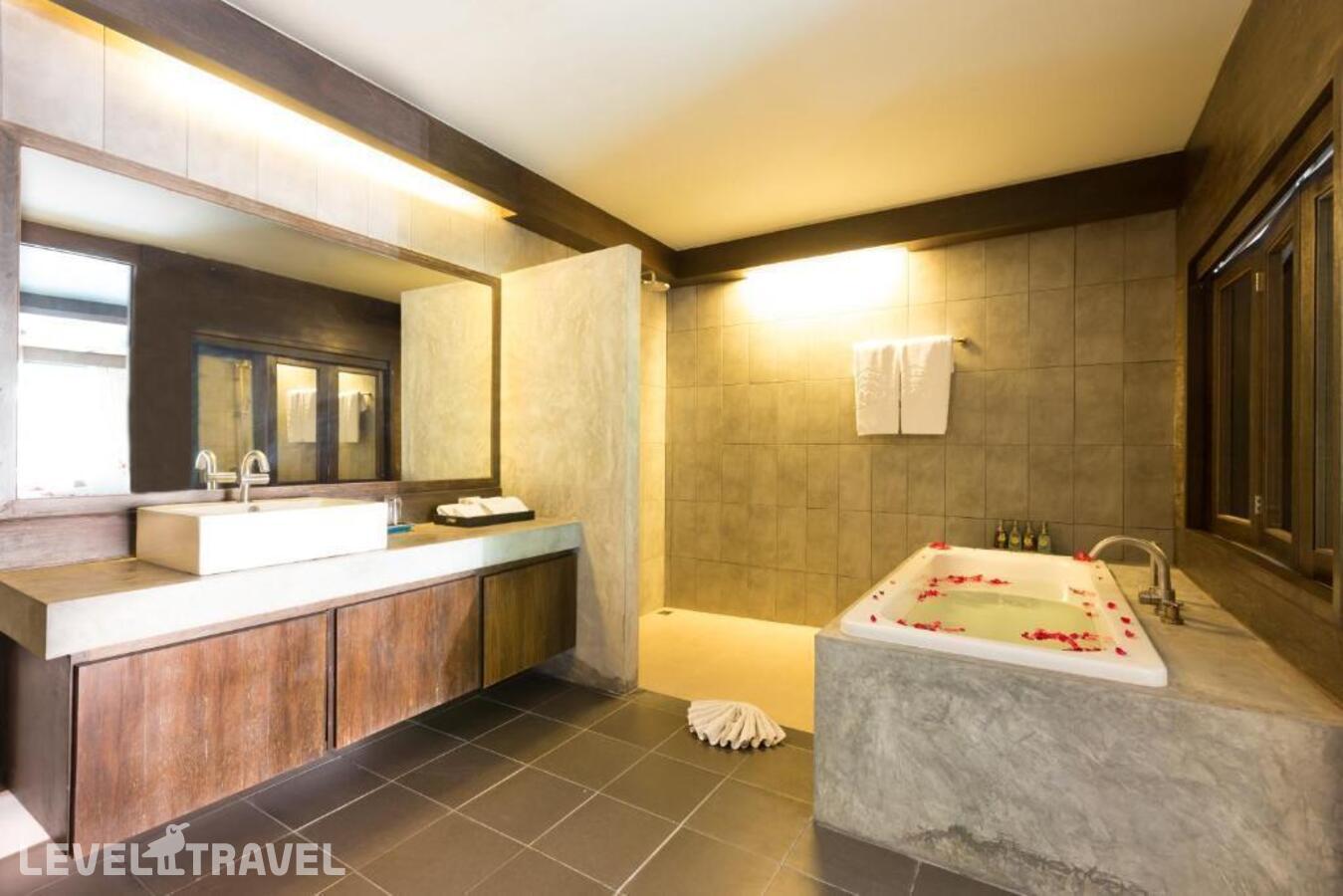 фотографии номера Делюкс (две односпальные кровати) отеля Naina Resort & Spa в Таиланд(Патонг Бич) - фото №18