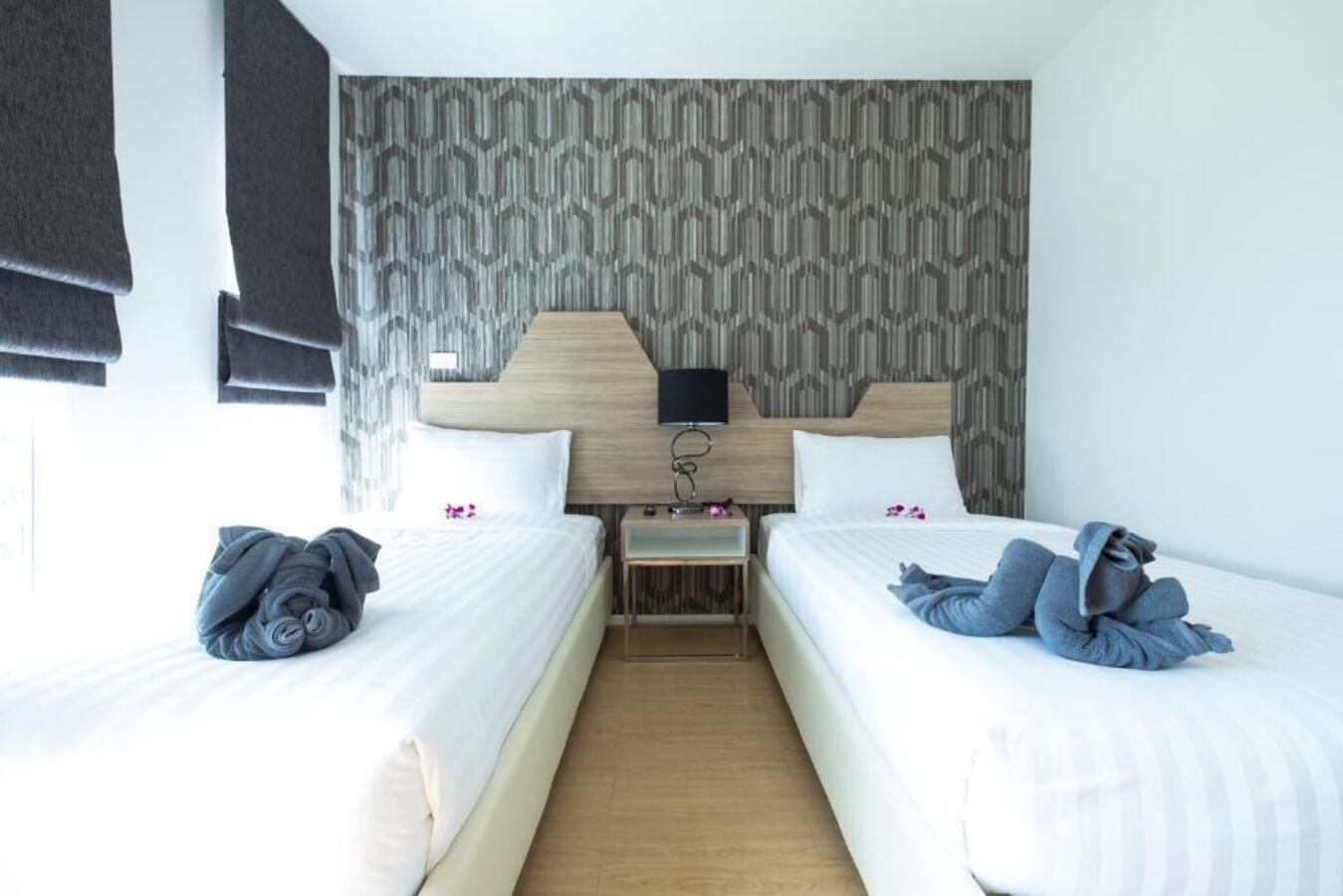 фотографии номера Стандартный (две односпальные кровати) отеля P Plus Hotel в Таиланд(Центральная Паттайя) - фото №8
