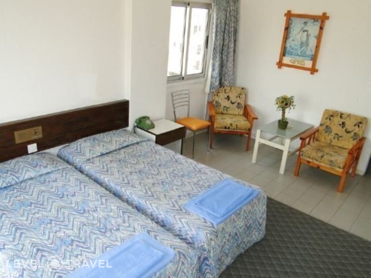 фотографии номера Студия (две односпальные кровати) отеля Sunflower Hotel Apts в Кипр(Ларнака) - фото №1