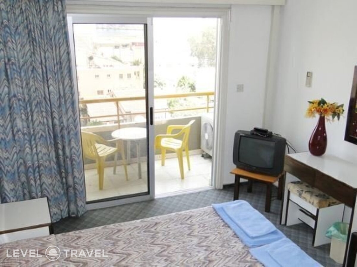 фотографии номера Студия (две односпальные кровати) отеля Sunflower Hotel Apts в Кипр(Ларнака) - фото №2