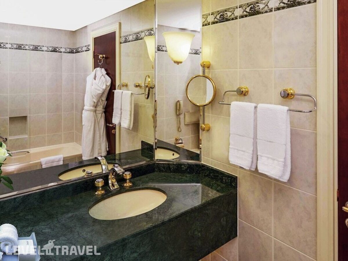 фотографии номера Делюкс с видом на бассейн отеля Movenpick Grand Al Bustan Dubai (Ex.Roda Al Bustan Dubai Airport) в ОАЭ(Дейра) - фото №25