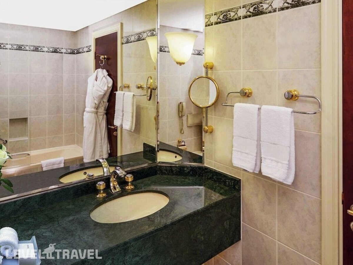 фотографии номера Делюкс с видом на бассейн отеля Movenpick Grand Al Bustan Dubai (Ex.Roda Al Bustan Dubai Airport) в ОАЭ(Дейра) - фото №17
