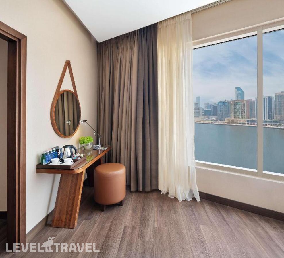 фотографии номера Улучшенный (две односпальные кровати) отеля Radisson Blu Dubai Canal View в ОАЭ(Бизнес Бей) - фото №1