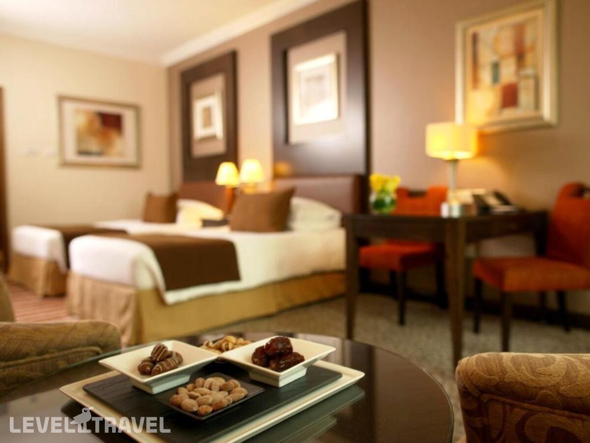фотографии номера Представительский номер отеля Swissotel Al Murooj Dubai в ОАЭ(Трэйд Центр) - фото №3