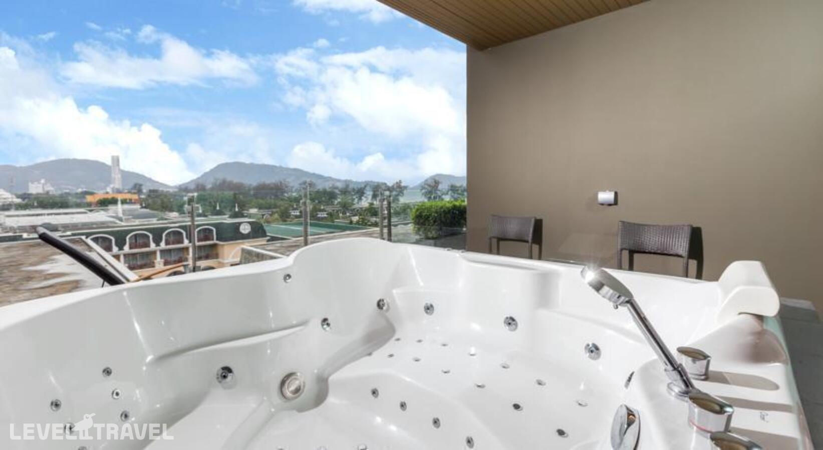 фотографии номера Семейный люкс (1 спальня) отеля The Charm Resort Phuket в Таиланд(Патонг Бич) - фото №8