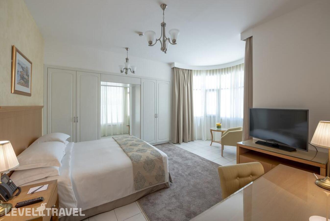 фотографии номера Апартаменты (3 спальни) отеля Swissotel Al Murooj Dubai в ОАЭ(Трэйд Центр) - фото №5