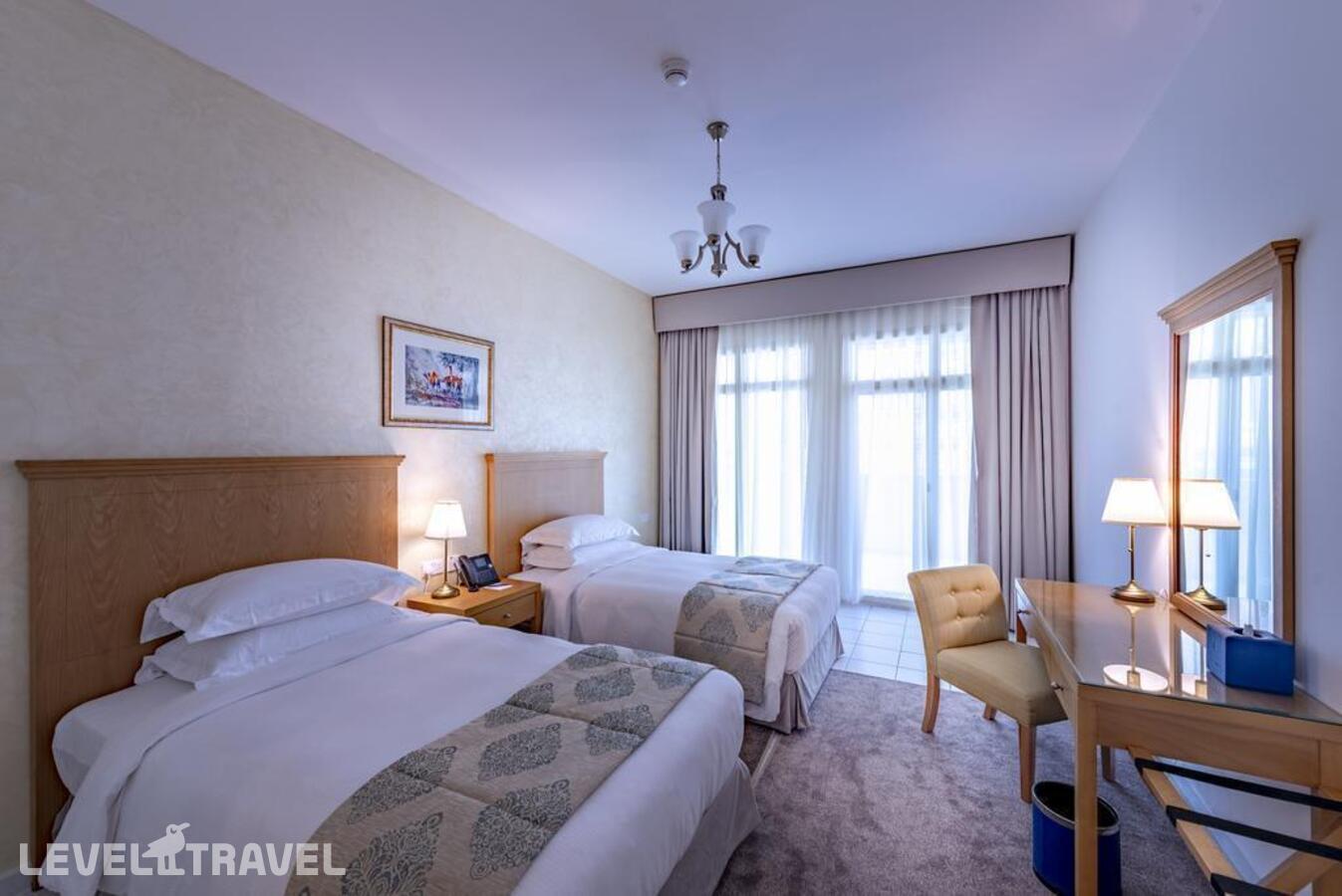 фотографии номера Апартаменты (3 спальни) отеля Swissotel Al Murooj Dubai в ОАЭ(Трэйд Центр) - фото №1