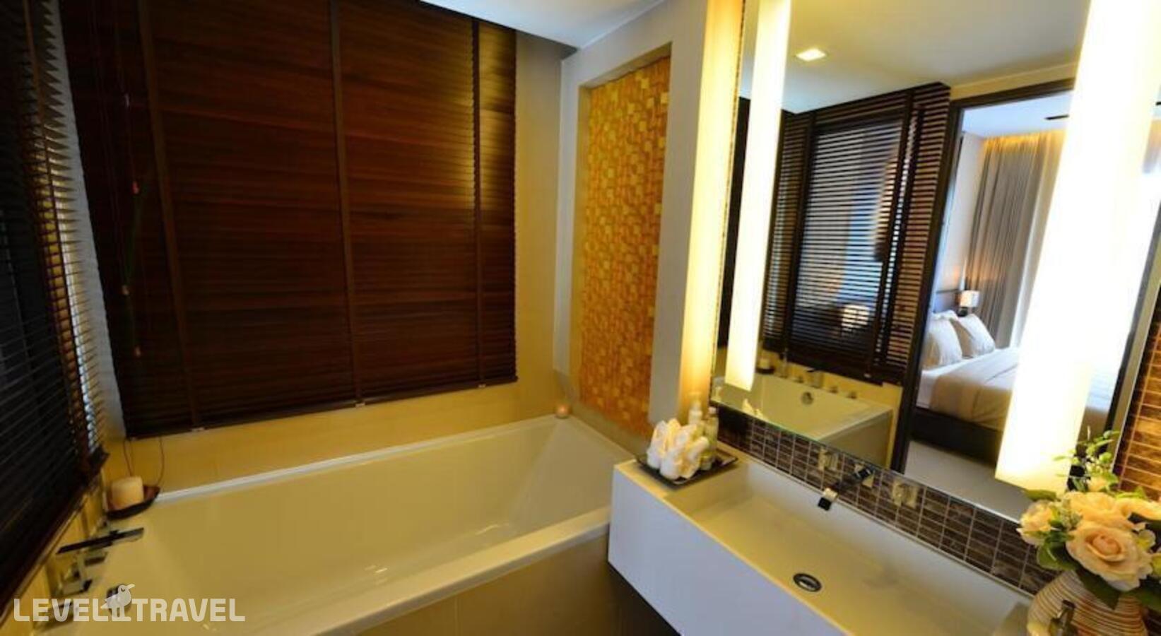 фотографии номера Полулюкс с выходом к бассейну отеля The Charm Resort Phuket в Таиланд(Патонг Бич) - фото №1